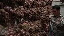Menteri Pertanian Andi Amran Sulaiman saat melihat pasokan bawang merah di Gudang Bulog, Jakarta, Senin (16/5). Sampai Lebaran nanti, dalam seharinya Bulog akan menggelontorkan ratusan ton ke sejumlah pasar. (Liputan6.com/Faizal Fanani)