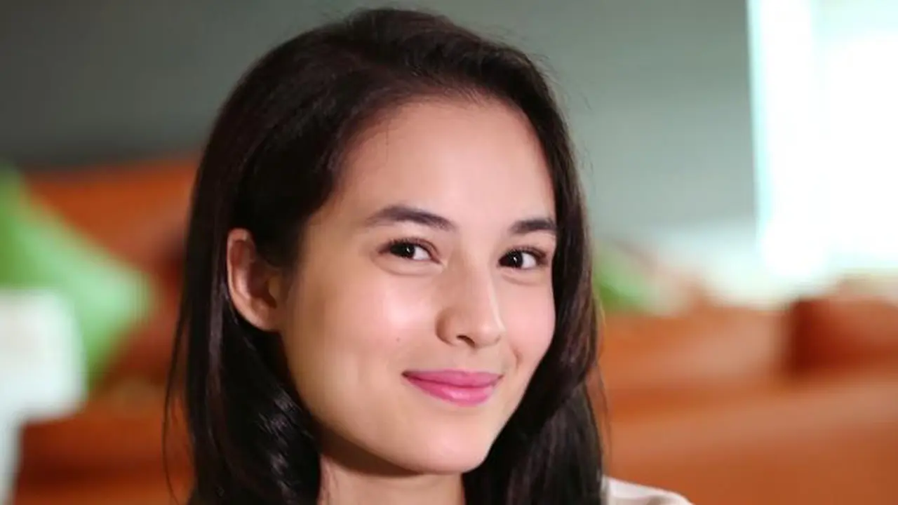  Senyum Manis Chelsea Islan Ini Bisa Bikin Pria Awet Muda