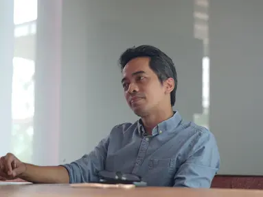 CEO PSIM Yogyakarta, Bima Sinung Widagdo menyempatkan diri hadir di kantor Bola.com untuk mengungkapkan perasaannya ketika pertama kali mendengar kabar dari Kanjuruhan. (Bola.com/Abdul Azis)