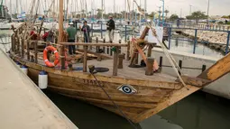 Anggota otoritas benda antik Israel mempersiapkan perlengkapan sebelum peluncuran replika kapal dagang Hellenic berusia 2500 tahun di Pelabuhan Haifa, Israel  (17/3). (AFP Photo/Jack Guez)