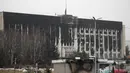Pemandangan gedung balai kota setelah bentrokan di alun-alun yang diblokir pasukan dan polisi di Almaty, Kazakhstan (10/1/2022). Komite Keamanan Nasional, badan kontra intelijen dan anti-teror Kazakhstan, mengatakan situasi di negara telah "stabil dan terkendali." (AP Photo)