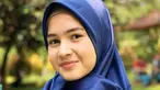 Sandrinna yang dulunya kecil imut dan menggemaskan menjelma menjadi seorang gadis cantik yang beranjak remaja. Aktris berdarah Amerika ini pun tampak berani dalam mengeksplor gaya berpakaiannya. Meski demikian, penampilannya yang berhijab tampak anggun. (Liputan6.com/IG/@sandrinna.lle)