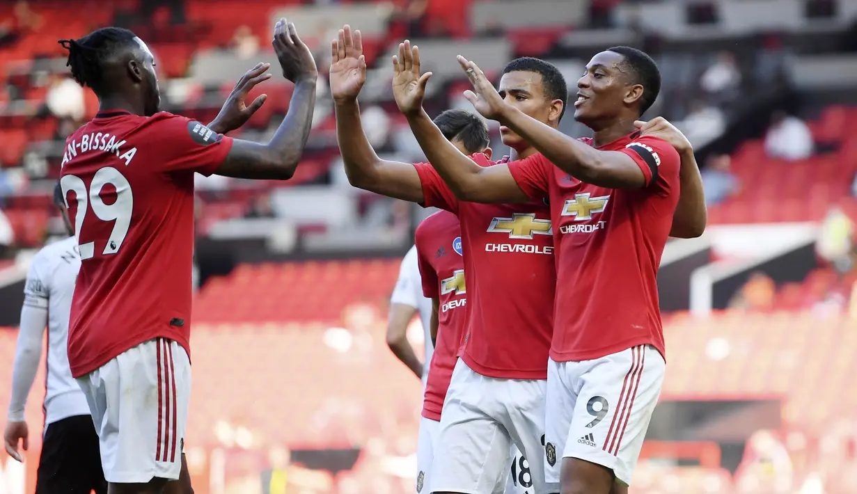 Para pemain Manchester United merayakan gol yang dicetak oleh Anthony Martial ke gawang Sheffield United pada laga Premier League di Stadion Old Trafford, Rabu (24/6/2020). Manchester United menang dengan skor 3-0. (AP/Michael Regan)