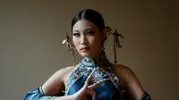 Patricia Gouw mengenakan cheongsam biru rancangan Hian Tjen. Cheongsam ini juga memiliki outer yang semakin membuat penampilan Patgouw megah. [Instagram].