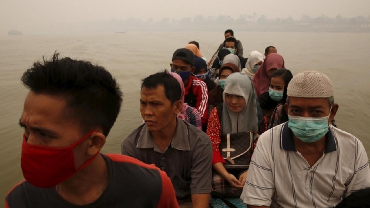 Aktivitas warga Jambi dikepung kabut asap