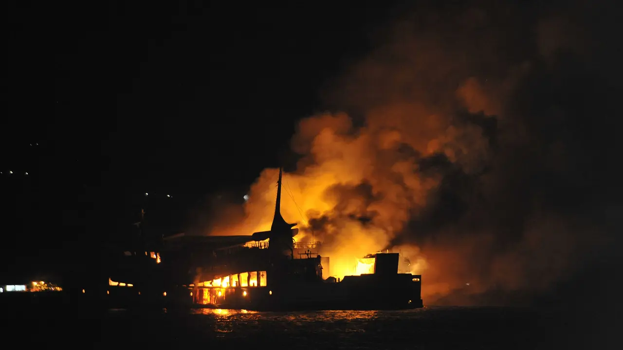 KM Gelis Rauh Terbakar di Tengah Laut