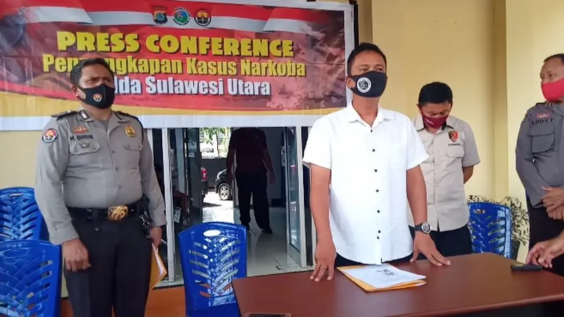 Direktorat Reserse Narkoba Polda Sulut membeberkan pengungkapan kasus sabu saat jumpa pers di Mapolda Sulut, Rabu (8/7/2020).