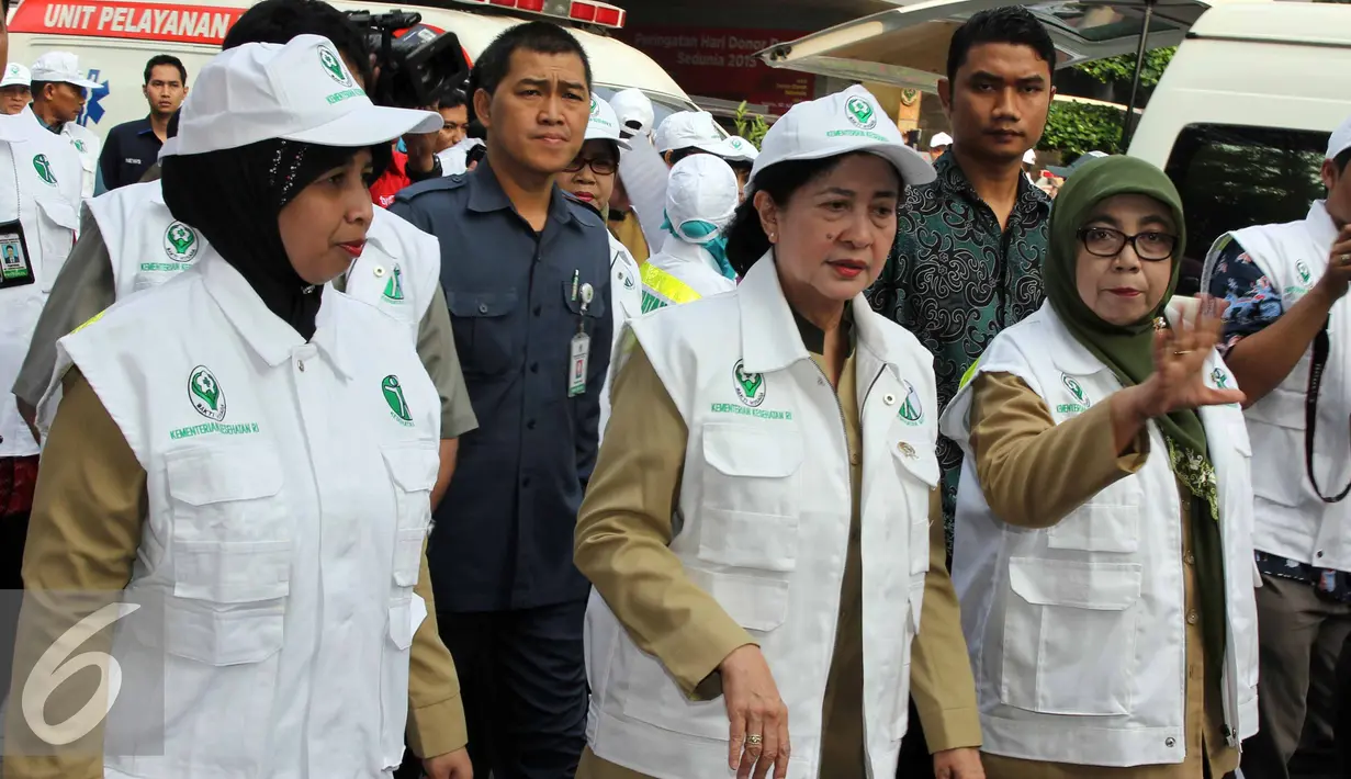 Menkes, Nila F Moeloek berjalan saat Apel Siaga Kesiapan Bidang Kesehatan Mudik Lebaran Tahun 2015/1436 H di Gedung Kemenkes, Jakarta, Selasa (30/6/2015).  Kemenkes juga menyediakan 21 ambulans dan delapan kendaraan khusus. (Liputan6.com/Helmi Afandi)