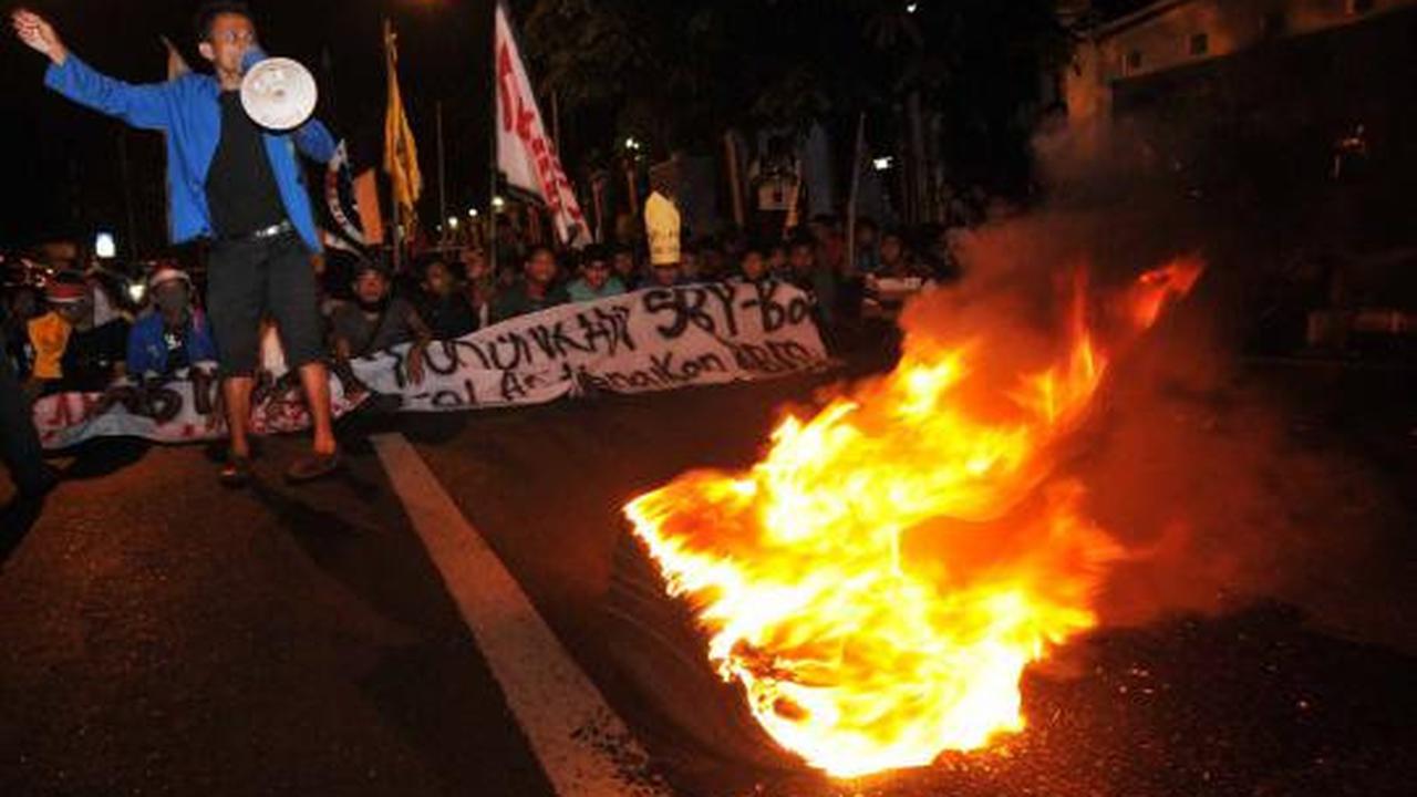 Tolak kenaikan BBM, mahasiswa bakar ban 
