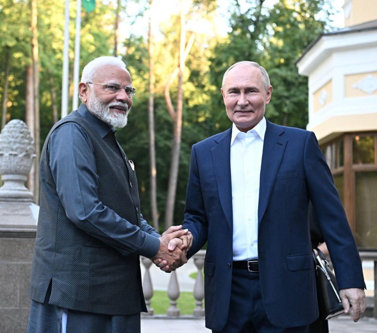 Presiden Rusia, Vladimir Putin menerima kedatangan Perdana Menteri (PM) India Narendra Modi di kediaman negara Novo-Ogaryovo, dekat Moskow, Rusia, pada 8 Juli 2024. Putin tampak memberikan sambutan mesra kepada Narendra Modi dalam sebuah pertemuan yang me