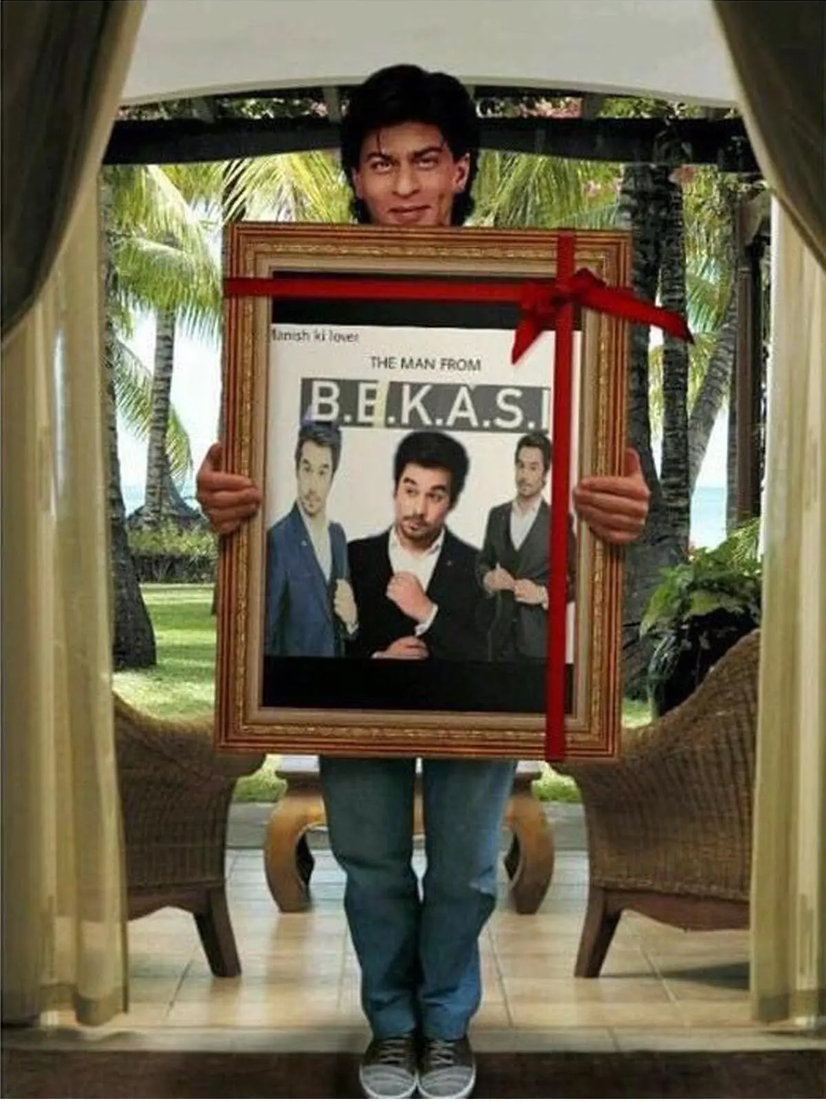 Meme Shahrukh Khan tengah memegang foto poster The Man From Bekasi yang dibintangi Manish Goplani, tengah ramai di India.