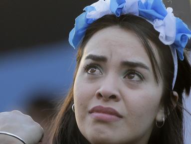 Fans Argentina meneteskan air mata setelah timnya kalah dari Kroasia pada laga grup D Piala Dunia 2018 di Buenos Aires, Argentina, (21/6/2018). Argentina kalah 0-3. (AP Jorge Saenz)