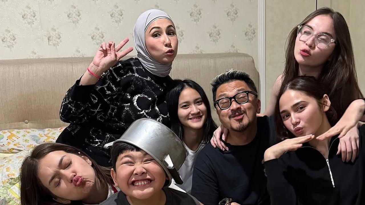 Momen Kocak Kejutan Ulang Tahun Ferry Maryadi ke-50 dari Geng Mermaid, Dapat Kado Sekarung Beras hingga Aksi Kabay Pakai Topi Panci
