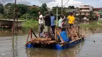 Cerita Warga Depok Bikin Getek untuk Lintasi 'Banjir Abadi' di Jalan Sawangan-Cipayung
