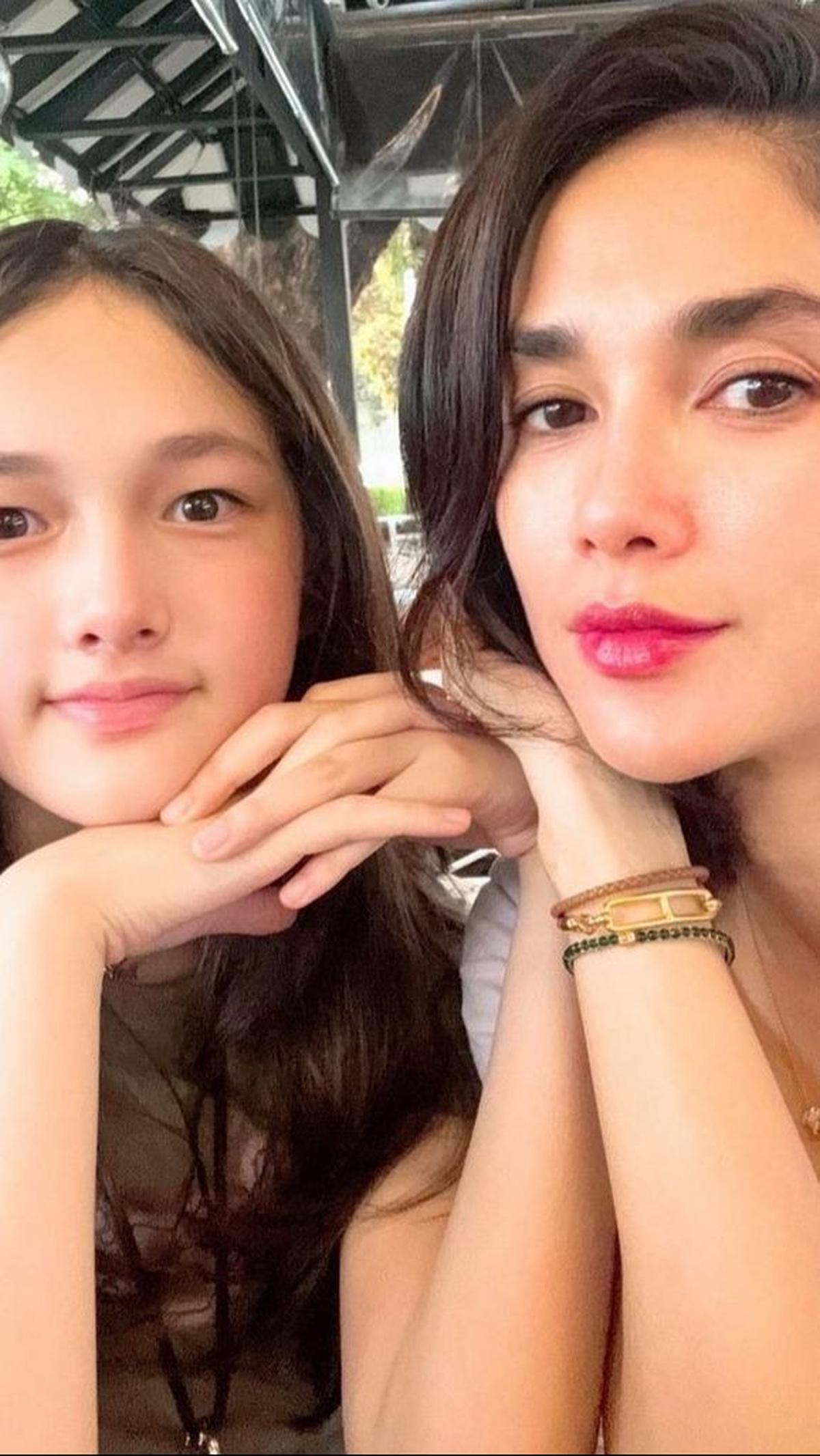 Jika ada foto yang membandingkan dengan Elea seperti ini, mereka berdua terlihat seperti kakak beradik, bukan seperti ibu dan anak. Keduanya sama-sama memancarkan kecantikan!<br>