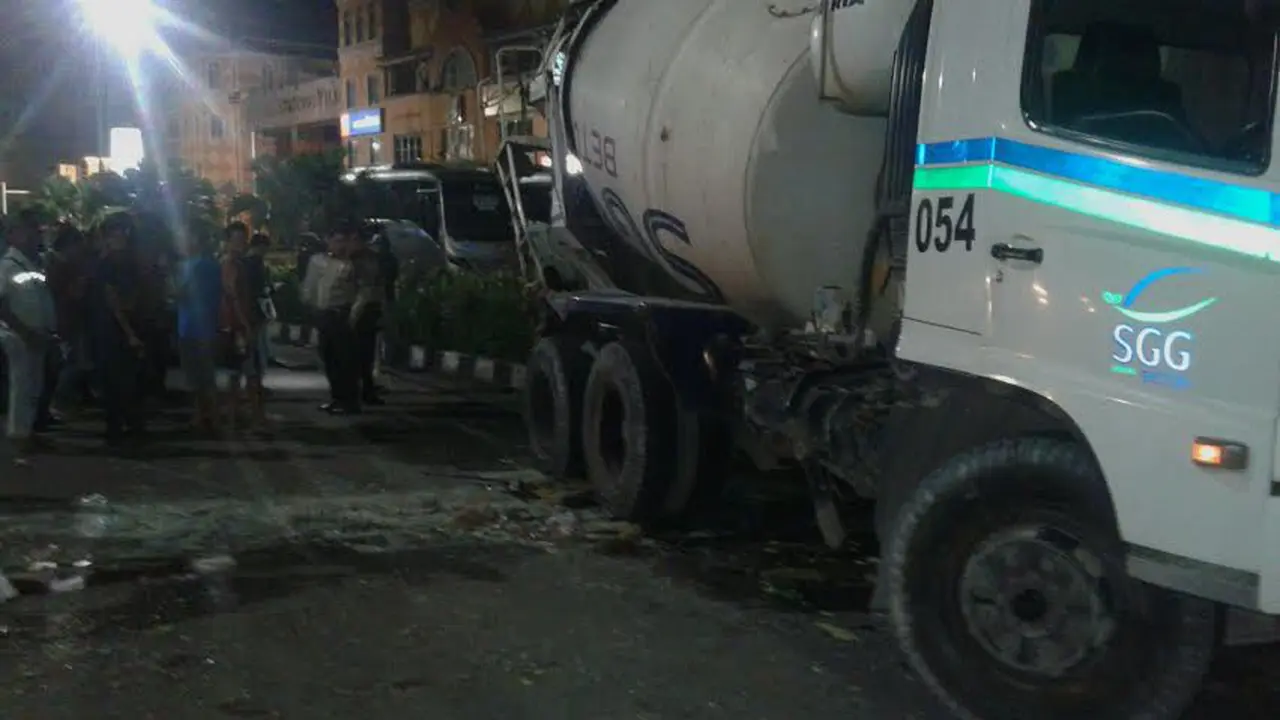 Kecelakaan antara angkot dan truk molen