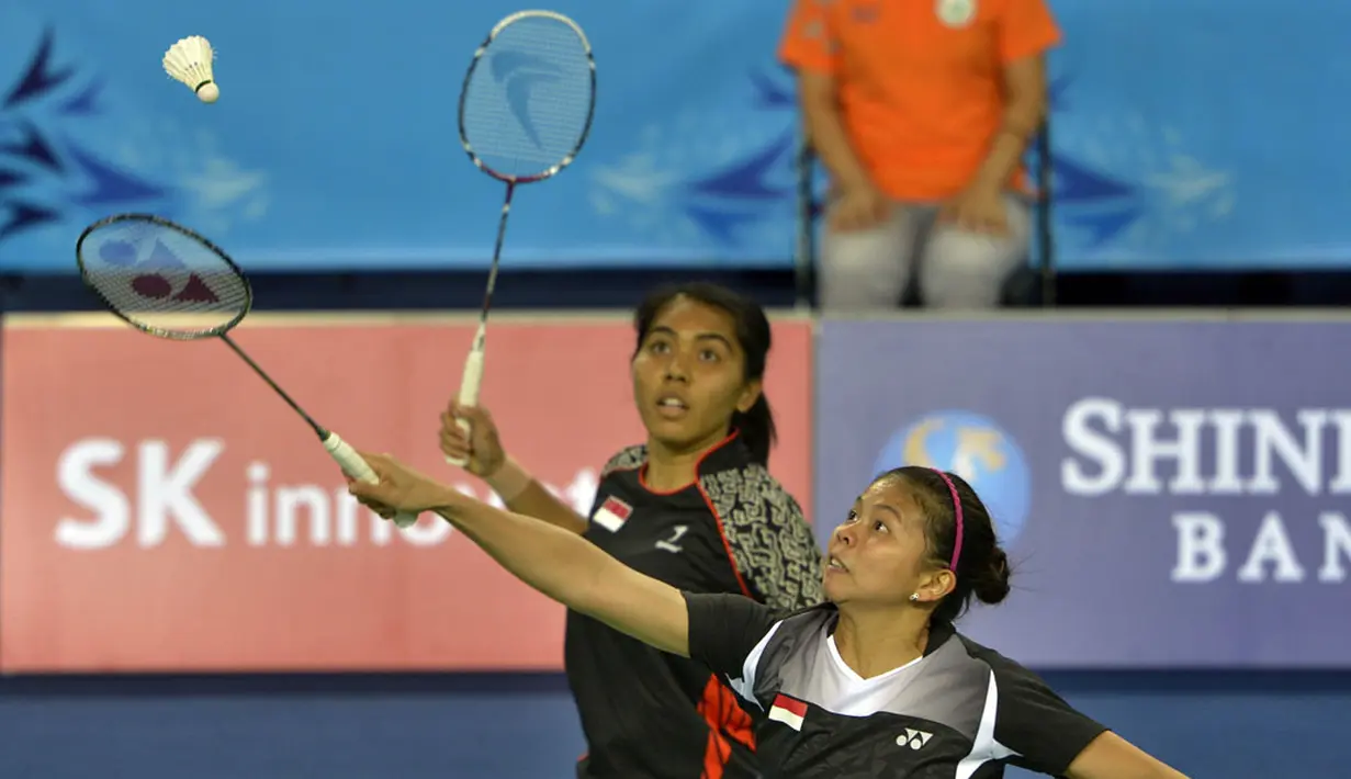 Ganda putri Indonesia Nitya Krishinda dan Gresya Polii mengembalikan bola ke arah ganda putri Jepang Matsutomo dan Takahashia pada final perorangan Ganda Putri Asian Games ke-17 di Gyeyang Gymnasium, Incheon, Korsel, Sabtu (27/9). (ANTARA FOTO/SAPTONO)