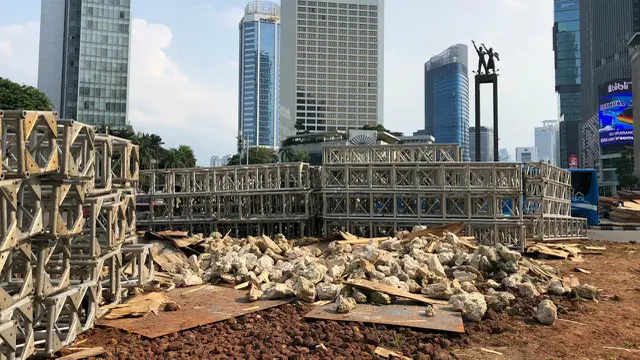 lnstalasi batu Gabion di Bundaran HI Jakarta dibongkar pada Senin malam 23 Desember 2019. (Liputan6.com/ Delvira Chaerani Hutabarat)