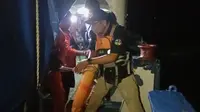 Proses evakuasi seroang penjaga rakit yang terdampak Badai Surigae di Kabupaten Kepulauan Sangihe.