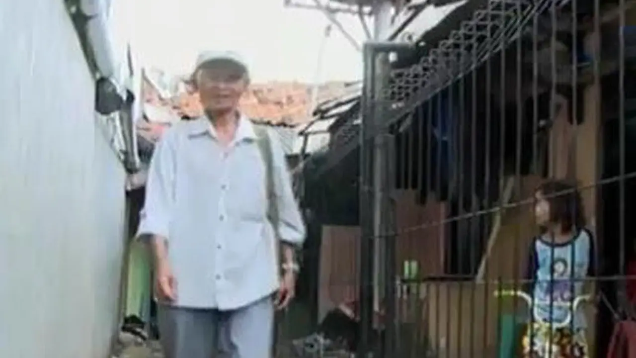 Perjuangan Mbah Darmo Menjual Jasa Timbangan