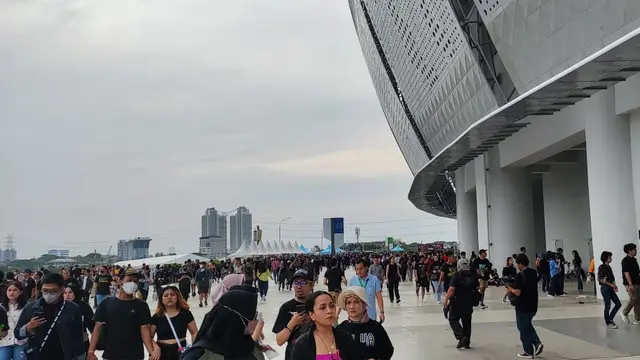 Mulan Jameela membuka konser Pesta Rakyat 30 Years Careers of Dewa 19