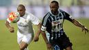 Legenda Real Madrid, Roberto Carlos, berusaha melewati pemain BaniYas FC pada laga persahabatan di Abu Dhabi, UEA, Jumat (5/12/2015). (EPA/Ali Haider)
