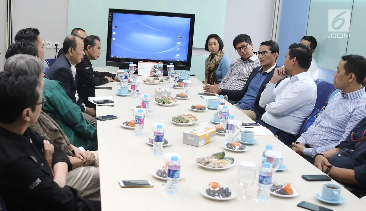 Calon wakil presiden Sandiaga Salahuddin Uno berdialog dengan direksi SCTV saat di Kantor SCTV, Jakarta, Kamis (20/9). Sandiaga maju sebagai calon wakil presiden dari calon presiden Prabowo Subianto pada Pilpres 2019. (Liputan6.com/Herman Zakharia)