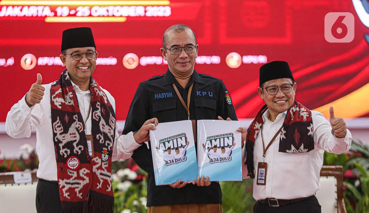 Pasangan calon presiden dan calon wakil presiden Anies Baswedan dan Muhaimin Iskandar atau Cak Imin (AMIN) menyerahkan syarat pencalonan menjadi presiden dan wakil presiden kepada Ketua KPU KPU Hasyim Asy'ari di Kantor KPU, Jakarta, Kamis (19/10/2023). (Liputan6.com/Faizal Fanani)