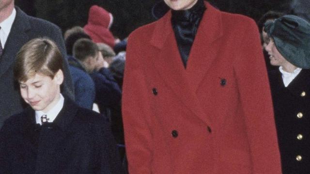 Putri Diana kenakan coat merah/dok. Instagram @voguemagazine