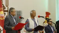 Presiden Bangladesh Mohammed Shahabuddin mengambil sumpah jabatan Muhammad Yunus sebagai kepala pemerintahan sementara, di Dhaka, Kamis (8/8/2024). (Dok. AP/Rajib Dhar)