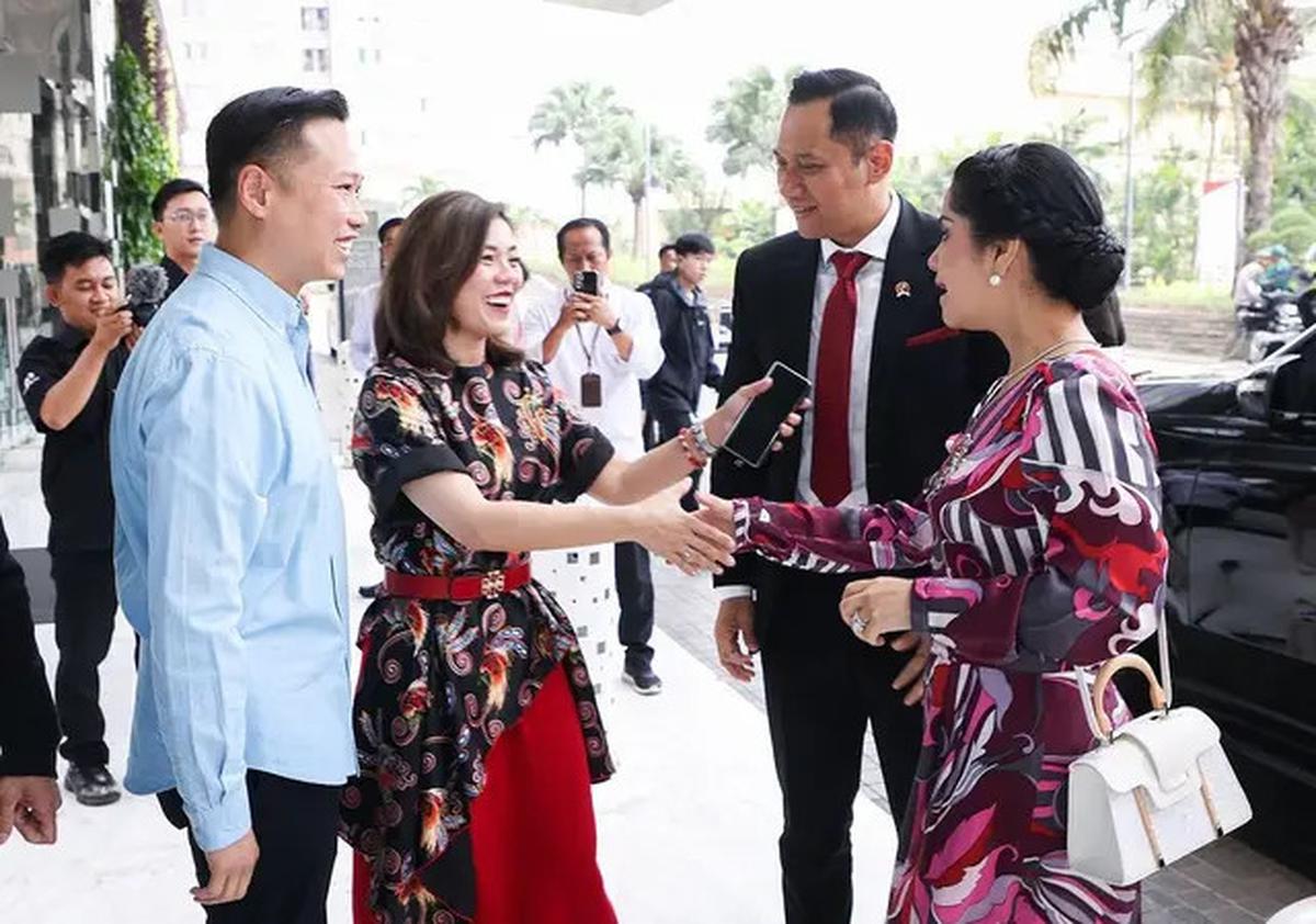 4 Potret Annisa Pohan Elegan Pakai Tas Rp 60 Juta saat Temani AHY Podcast Bareng Merry Riana