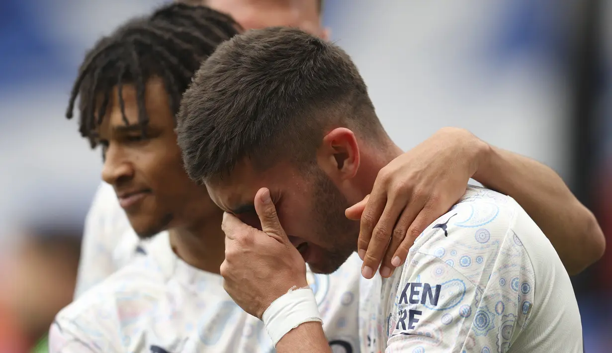 Ekspresi gelandang Manchester City, Ferran Torres (kanan) usai mencetak gol kedua timnya ke gawang Crystal Palace dalam laga lanjutan Liga Inggris 2020/2021 pekan ke-34 di Selhurst Park, London, Sabtu (1/5/2021). Manchester City menang 2-0 atas Crystal Palace. (AP/Catherine Ivill/Pool)
