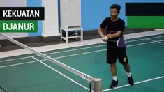Berita video pemain Persebaya Surabaya, Irfan Jaya, bermain bulu tangkis dengan pelatihnya, Djanur (Djadjang Nurdjaman) memanfaatkan waktu kosong