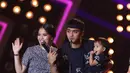 Menghadiri gelaran Infotainment Awards 2016, Ricky Harun bersama istri, Herfiza Novianti dan buah hati mereka Mikaila Akyza Pratama tampil kompak dengan baju bermotif seragam yaitu motif paying. (Nurwahyunan/Bintang.com)