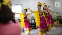 Anggota Perempuan Pelestari Budaya Indonesia menari Bali dalam Fashion Show Virtual di Jakarta, Sabtu (21/11/2020). Acara ini bertemakan #BalikemBali bertujuan eksplorasi yakni mengangkat kembali minat wisatawan lokal maupun mancanegara untuk berkunjung ke Bali. (Liputan6.com/Faizal Fanani)