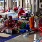 Aktivitas warga korban banjir Cipinang Melayu saat mengungsi di Masjid Universitas Borobudur, Jakarta, Minggu (21/2/2021). Sebanyak 60 orang warga dari RW 04 Kelurahan Cipinang Melayu mengungsi karena permukimannya terendam banjir akibat luapan air Kali Sunter. (Liputan6.com/Faizal Fanani)