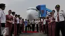 CEO Lion Group, Edward Sirait (Berbatik Biru) Mengalungkan Bunga kepada dua kapten yang membawa pesawat baru Lion Air Boeing 737 800 NG di Terminal 1 Bandara Soekarno Hatta, Tangerang, Rabu (19/8/2015). (Liputan6.com/Johan Tallo)