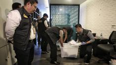 Satgas Anti Mafia Bola Polri mengamankan barang bukti hasil penggeledahan dari kantor PSSI di FX Tower, Jakarta, Rabu (30/1). Dokumen tersebut berkaitan dengan anggaran tahun 2017 dan 2018 dari PSSI. (Liputan6.com/Faizal Fanani)