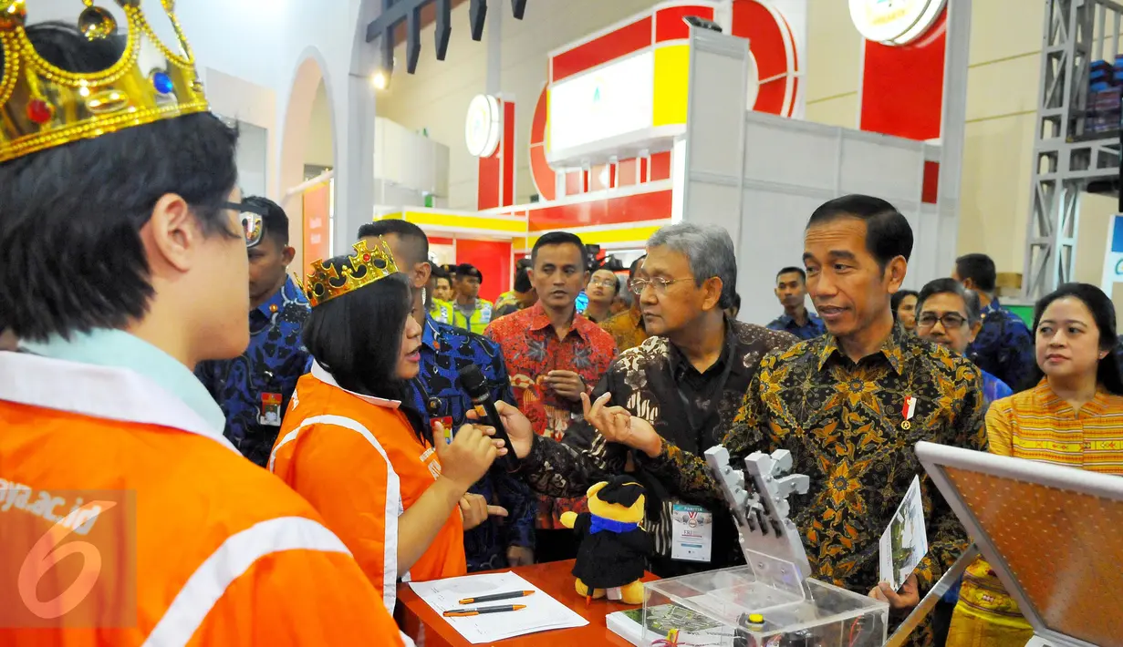 Presiden Joko Widodo berbincang dengan penjaga stan di pameran 26th Education and Traning Expo 2017, di Jakarta, Kamis (2/2). Pameran pendidikan tinggi dan pelatihan ini diikuti kurang lebih 160 PTN/PTS dalam dan Luar Negeri. (Liputan6.com/Angga Yuniar)