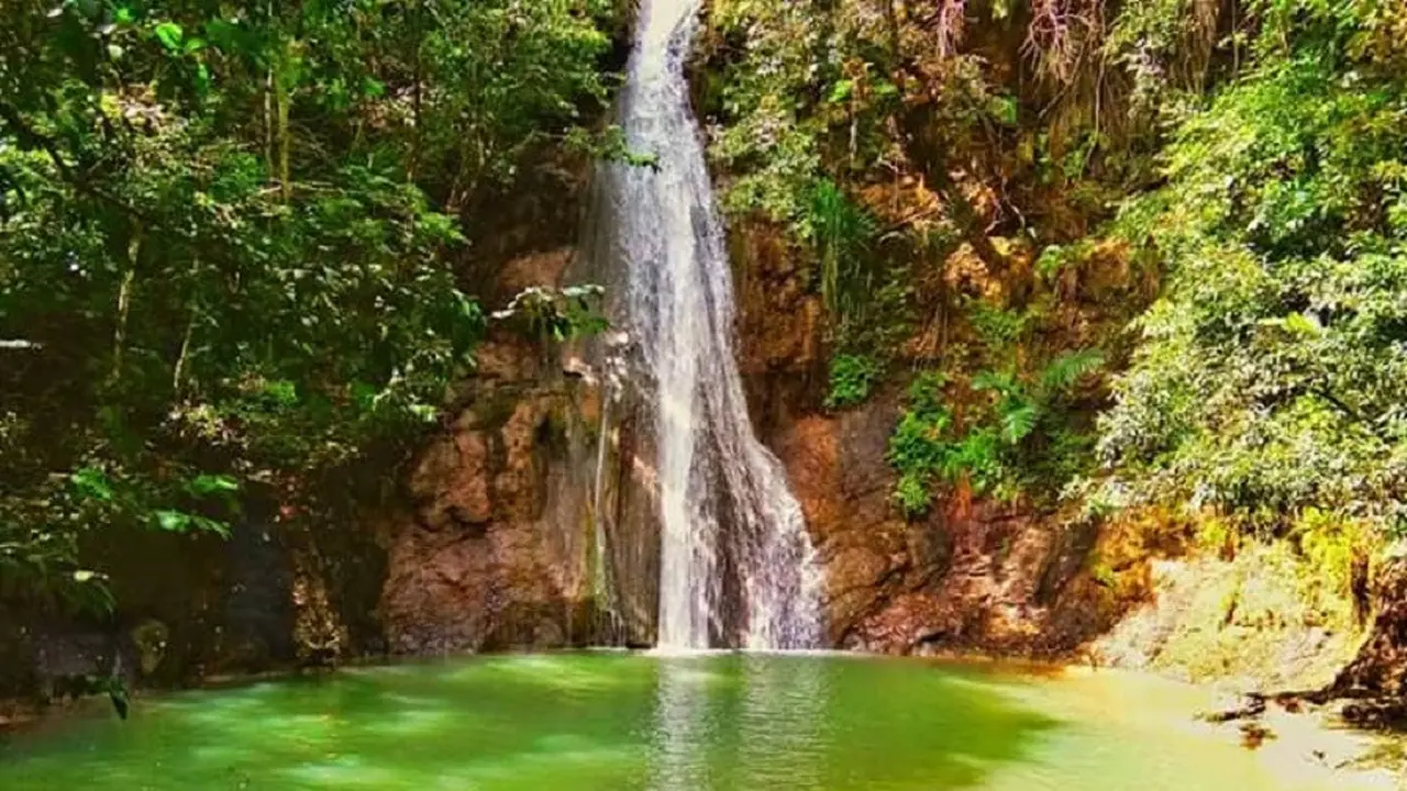 Keunikan warna air terjun Lagandang di Kabupaten Enrekang dapat memanjakan mata pengunjungnya (Liputan6.com/ Eka Hakim)