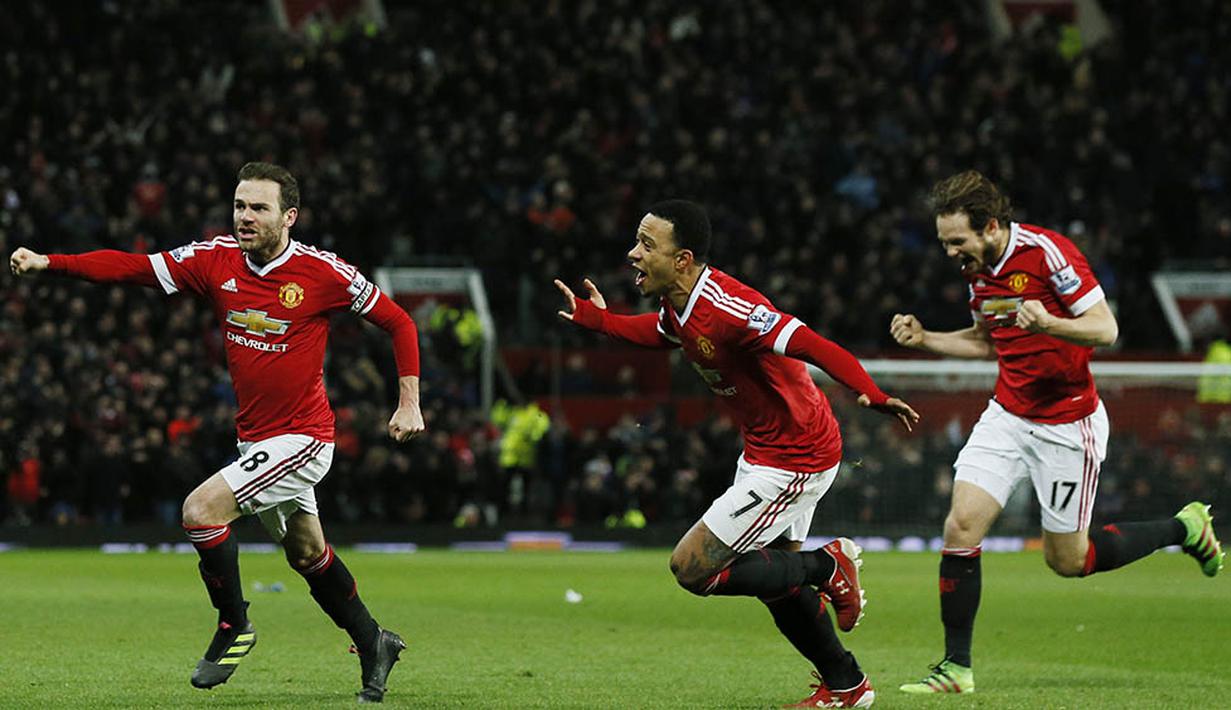 Gelandang Manchester United, Juan Mata, merayakan gol yang dicetaknya ke gawang Watford pada laga Liga Premier Inggris di Stadion Old Trafford, Rabu (3/2/2016). MU berhasil menang 1-0 atas Watford. (Reuters/Jason Cairnduff)
