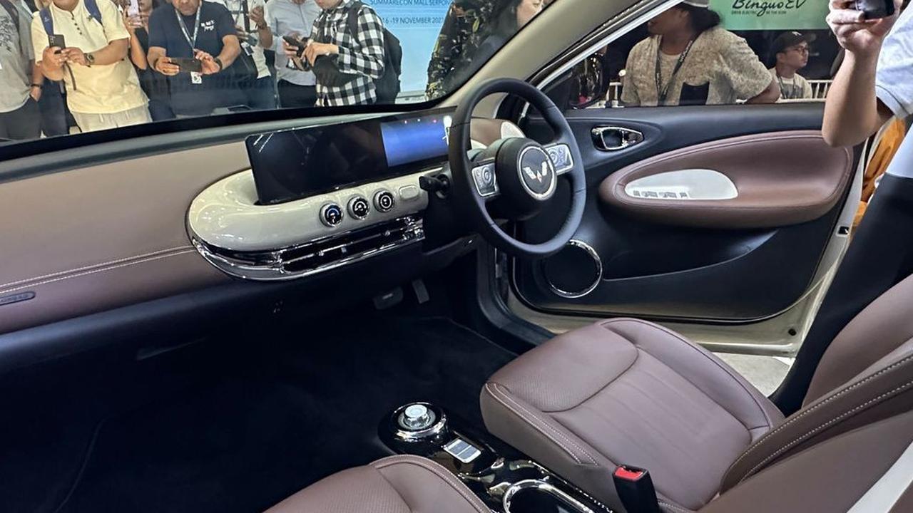 Saat ini Wuling punya 150 jaringan diler resmi di seluruh Indonesia, termasuk Indonesia bagian timur. Seluruh diler itu didukung teknisi mobil listrik berpengalaman dan peralatan terstandarisasi.&nbsp;
