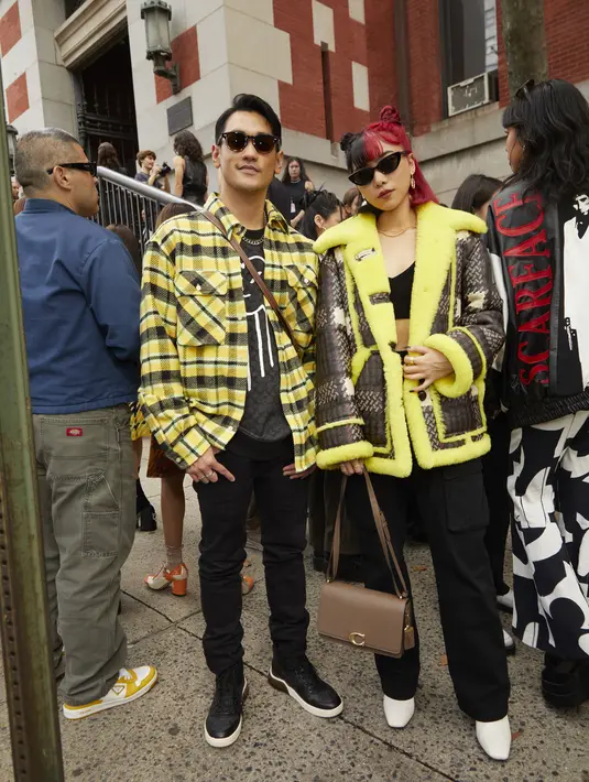 <p>Menyaksikan pertunjukkan Coach Spring 2023 di Park Avenue Armory, Afgan dan Isyana Sarasvati tampil keren dengan busana serba kuning. (coach)</p>