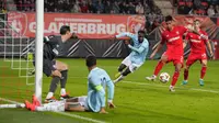 Bek Timnas&nbsp;Indonesia, Mees Hilgers (nomor 2), tak mampu menghindarkan FC Twente dari kekalahan 0-2 kontra Lazio pada laga ketiga league phase Liga Europa musim ini di&nbsp;De Grolsch Veste, Enschede, Jumat (25/10/2024) dini hari WIB. (AP Photo/Peter Dejong)