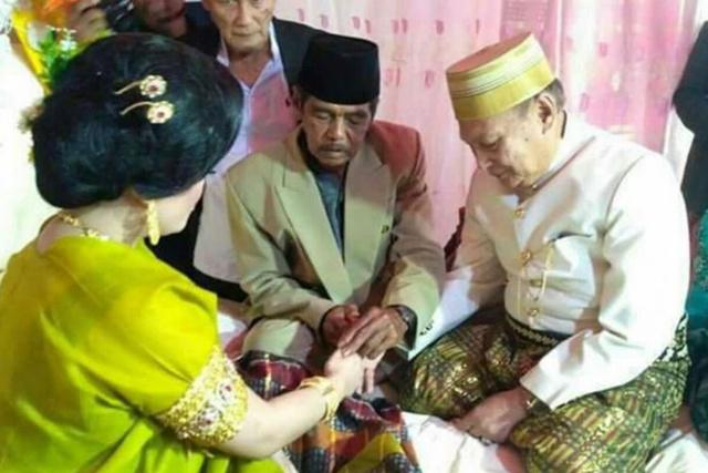 Kakek 70 tahun menikahi gadis 25 tahun | Photo: Copyright KapanLagi.com