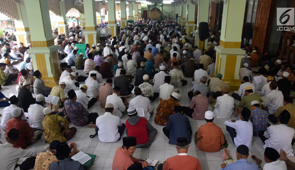Sejumlah Jamaah membaca Alquran di Masjid Kauman Semarang, Senin (29/5). Selama Ramadan di Masjid diselenggarakan pengajian Al qur'an 30 juz yang dipimpin oleh imam besar KH Muhammad Naqib Nur. (Liputan6.com/Gholib)