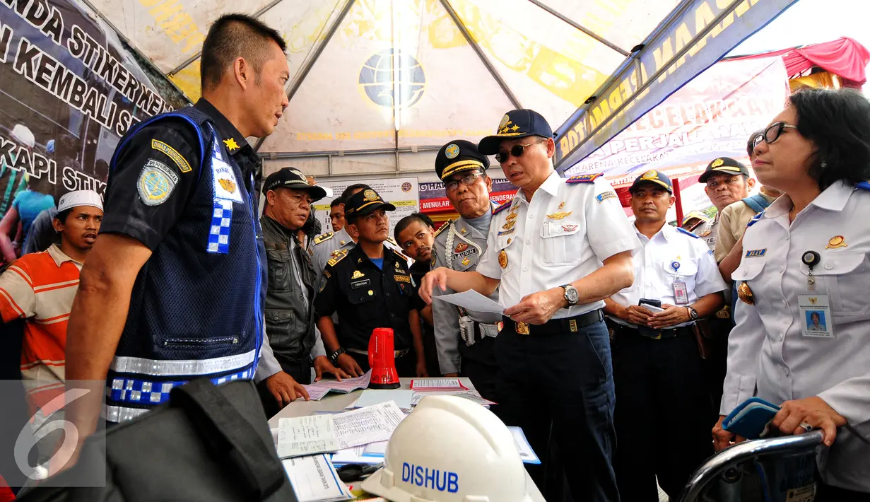Menteri Perhubungan Ignasius Jonan mengecek Posko Uji Kendaraan di Terminal Kp.Rambutan, Jakarta, Jumat (10/7/2015).  Kedatangan Jonan untuk memastikan kesiapan layanan angkutan mudik Lebaran 2015. (Liputan/Yoppy Renato)