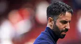 Pelatih Manchester United, Ruben Amorim tertunduk lesu setelah timnya kalah dari West Ham United dalam laga lanjutan Liga Inggris 2024/2025 di Old Trafford, Manchester, Inggris, Minggu (11/05/2025) waktu setempat. (AP Photo/Ian Hodgson)