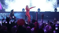 Aksi panggung Bebe Rexha saat menghibur penonton pada malam puncak HUT ke-27 SCTV di Hall D, Jiexpo Kemayoran, Jakarta, Kamis (24/8). Penyanyi berusia 27 tahun ini tampil sangat enerjik dalam balutan busana bernuansa merah. (Liputan6.com/Herman Zakharia)