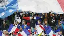 Suporter Prancis saat menonton pertandingan melawan Bulgaria pada laga kualifikasi Piala Dunia 2018 di Stadion Vassil Levski, Sabtu (7/10/2017). Prancis menang 1-0 atas Bulgaria. (AP/Stringer)